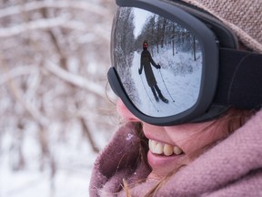 Perawat Chelsea Nyland dan Larrisa Bridges menghabiskan sebagian dari hari libur yang sangat dibutuhkan pada hari Kamis untuk mencoba sepatu salju baru mereka di TJ Dolan Trail di Stratford pada bulan Februari.  Chris Montanini/The Beacon Herald