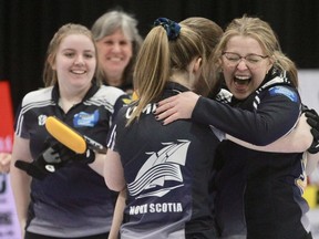 Nova Scotia memenangkan kejuaraan wanita di kejuaraan curling nasional U21 di Stratford pada bulan April.  (Cory Smith/Pemberita Suar)