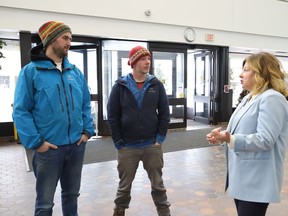 La députée de Sudbury Viviane Lapointe discute avec les cyclistes passionnés Tony Fedec, à gauche, et Rob Klein à la suite d'une annonce de financement fédéral de 3,35 millions de dollars lundi pour soutenir deux projets de transport actif, dont les 2,3 km de la piste cyclable Paris-Notre Dame entre la rue Wilma et Van Horne Rue.