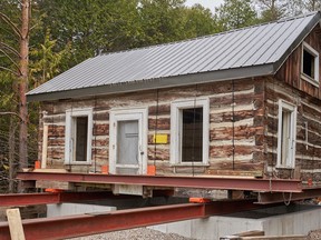 Kabin kayu dianggap sebagai rumah pemukim pertama di daerah yang dipindahkan ke museum Tobermory