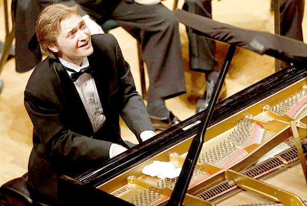 Pianistas Dmitrijus Levkovičius šildo savo žmoną, kai ji groja jo kūrinį
