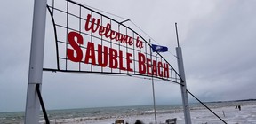Tanda Pantai Sauble yang ikonis pada akhir pekan Winterfest, Sabtu, 21 Januari 2023 di Sauble Beach, Ont.  (Scott Dunn/The Sun Times/Jaringan Postmedia)