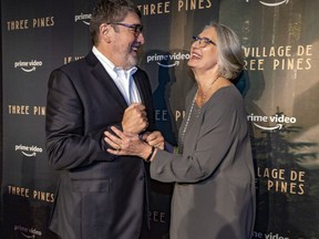 L'acteur Alfred Molina et l'auteur Louise Penny sur le tapis rouge lors de la première de la série Amazon Prime Three Pines à Montréal en novembre. La série est basée sur les romans policiers de Benny John Mahoney / Montreal Gazette.