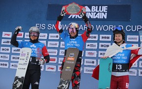 De gauche à droite, Sangho Lee (Corée du Sud), Benjamin Karl (Autriche) et Oskar Kwiatkowski (Pologne) célèbrent sur le podium après les courses Alpine TKO au Blue Mountain Resort jeudi après-midi. La Coupe du monde FIS de snowboard alpin est revenue à la station pour deux jours de course de grand slalom côte à côte avec certains des meilleurs snowboarders du monde. Greg Cowan/The Sun Times