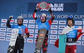 De gauche à droite, Sangho Lee (Corée du Sud), Benjamin Karl (Autriche) et Oskar Kwiatkowski (Pologne) célèbrent sur le podium après les courses Alpine TKO au Blue Mountain Resort jeudi après-midi.  La Coupe du monde FIS de snowboard alpin est revenue à la station pour deux jours de course de grand slalom côte à côte avec certains des meilleurs snowboarders du monde.  Greg Cowan/The Sun Times