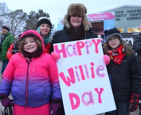 Dari kiri, Chloe Nicol, Lauriann Wilson, Carly Marshall dan James Nicol dari Allenford ambil bagian dalam prediksi pagi Willie pada tanggal 2 Februari 2023 di Wiarton, Ontario.  (foto Rob Gowan)