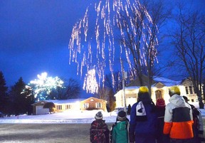 Penonton menyaksikan kembang api pada pagi prediksi Willie pada 2 Februari 2023 di Wiarton, Ontario.  (foto Rob Gowan)