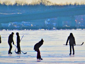 Environment Canada issued an extreme cold weather warning Friday as the mercury dipped to -21C with a wind chill that made it feel like -29C. Weather is expected to return to more seasonable conditions of a daytime high of -5C Saturday. DEREK BALDWIN FILE