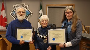 Relawan Senior Georgian Bluffs penerima penghargaan Tahun Ini Clark dan Ann Schneider, memegang sertifikat peringatan, dengan Walikota Sue Carleton, pada presentasi baru-baru ini.  (Dipasok)