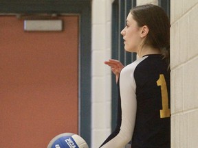 Liv Leppington bersiap untuk melakukan servis selama semifinal bola voli putri junior Selasa di St. Mike's.