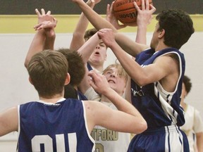 Pemain Stratford Golden Bears Ryan Cassone dikerumuni oleh beberapa bek Listowel Lightning selama final bola basket putra Huron-Perth Rabu di SDSS.  Beruang Emas menang 72-28.