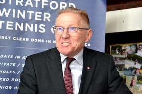 Walikota Stratford Martin Ritsma berbicara pada upacara peletakan batu pertama hari Rabu di Klub Tenis Stratford untuk sebuah proyek yang akan membawa tenis sepanjang tahun ke Stratford mulai musim gugur ini.  (Galen Simmons/Pemberita Suar)