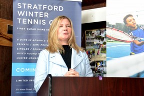 Direktur senior fasilitas dan pengembangan Tennis Canada Anita Comella berbicara tentang Tennis Canada dan Rogers Communication Program Lapangan Tenis Komunitas Sepanjang Tahun senilai $5,6 juta pada upacara peletakan batu pertama di Stratford Wednesday untuk sebuah proyek yang akan menghadirkan tenis sepanjang tahun ke kota tersebut.  (Galen Simmons/Pemberita Suar)