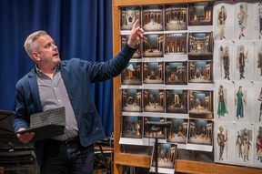 Desainer set dan kostum David Boechler berbicara kepada pemeran dan anggota kru Spamalot saat temu sapa pada hari Rabu.  Musik satir dan subversif dibuka di Stratford pada akhir Mei.  (Chris Montanini/Stratford Beacon Herald)