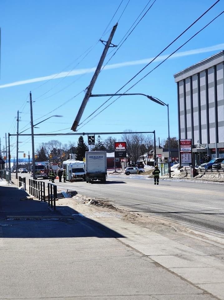 Unoccupied vehicle strikes hydro pole and city bus on Algonquin Avenue