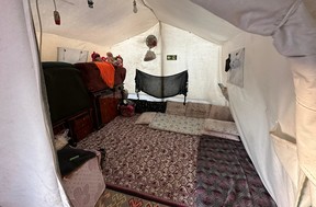 6 Şubat'ta Türkiye'de meydana gelen yıkıcı depremler nedeniyle yerlerinden edilen Suriyeli bir mülteci ailenin çadırlı evinin içine bir bakış.  Gönderilen fotoğraf