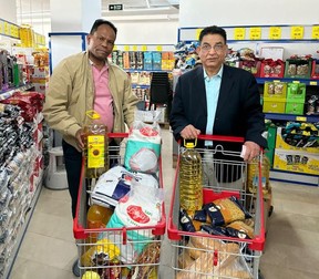 Perth Huron'un Çok Kültürlü Topluluğu'nun yönetici direktörü Geza Wordofa ve International Christian Voice gönüllüsü Peter Patty, Türkiye'deki aileleri doyurmak için yemek satın alıyor.