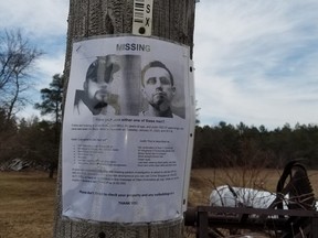 Sebuah poster yang mengumumkan hilangnya Keith Campbell dan Justin Yeo, di tiang hidro di sepanjang Spring Creek Road di Legion Road, dekat tempat jenazah dua orang ditemukan Senin pagi.  (Scott Dunn/The Sun Times/Jaringan Postmedia)