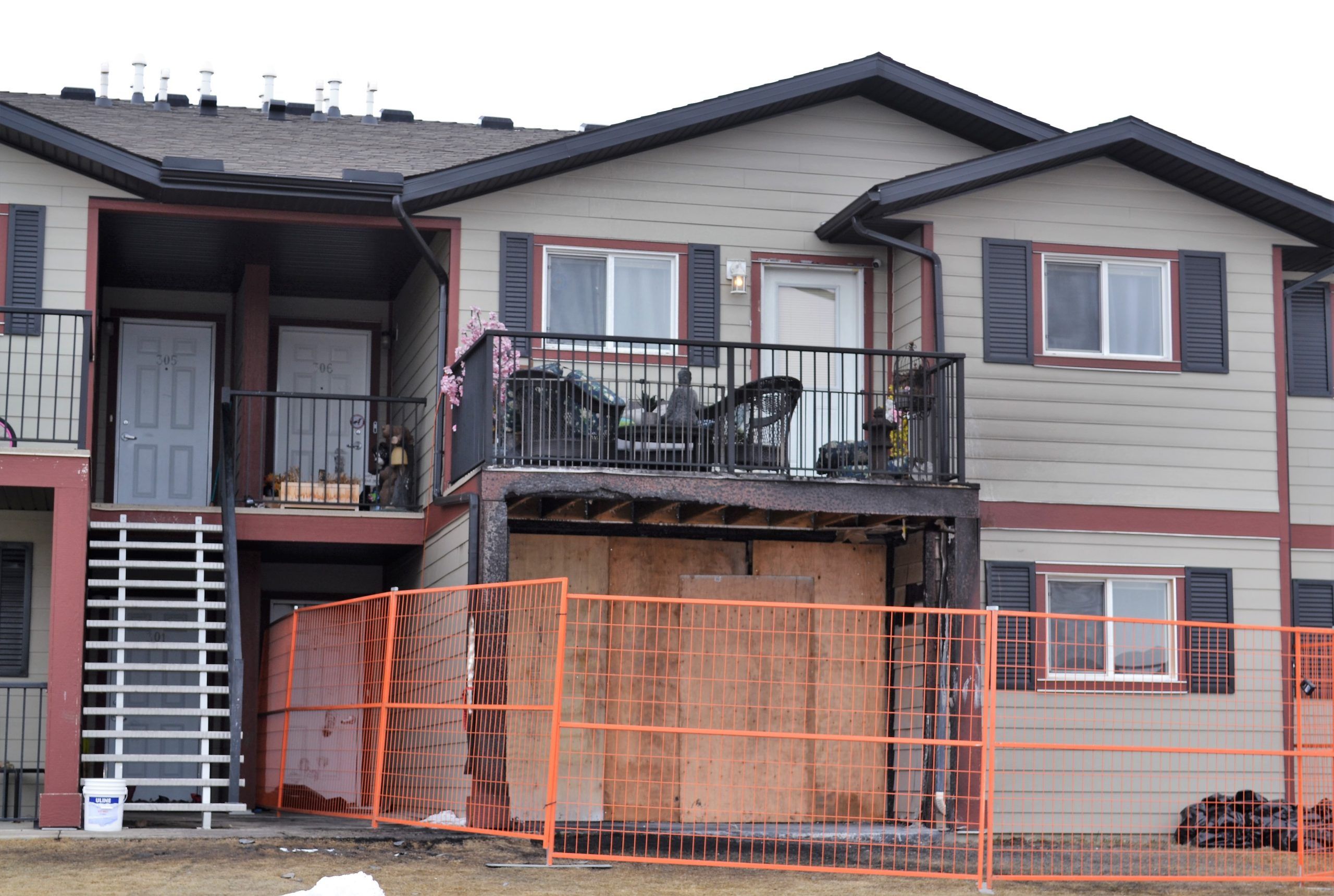High River Fire Department respond to fire at Mundy Park Apartments