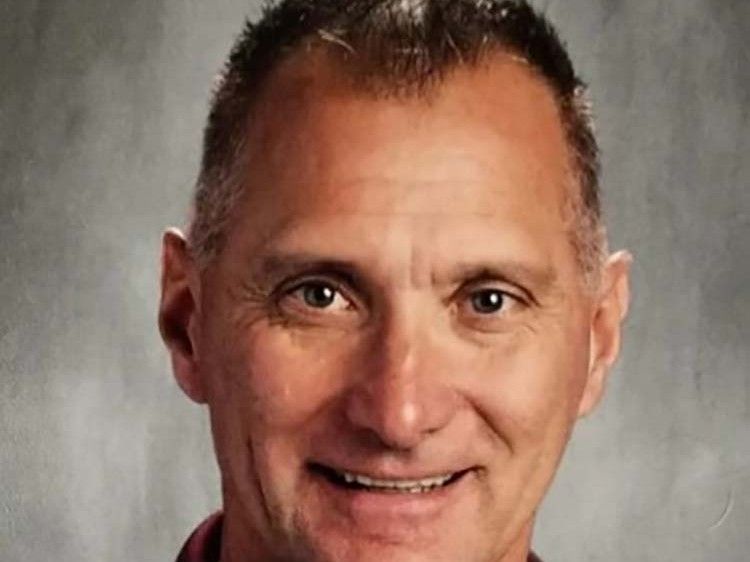 Algonquin teacher hands in his school keys after 31 years in North Bay