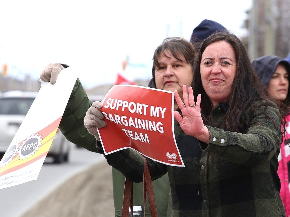3,000 CRA workers in Sudbury hit the picket lines Sudbury Star