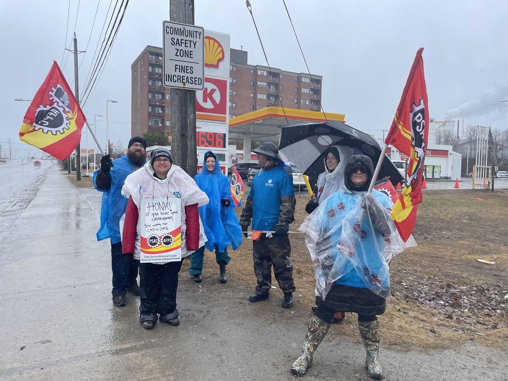 Timmins PSAC workers hit picket line North Bay Nugget