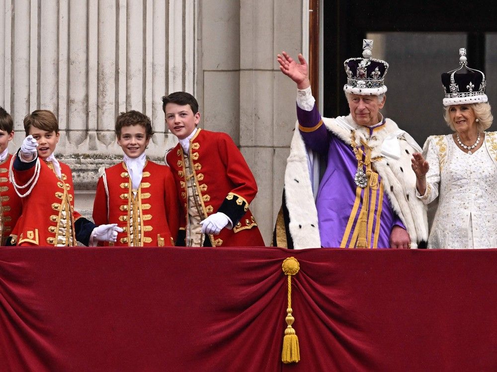  topshot – britain’s king charles iii wearing the imperial state crown, and britain’s queen camilla wearing a modified version of queen mary’s crown, flanked by britain’s prince george of wales (2nd l) and other pages of honour, wave from the buckingham palace balcony after viewing the royal air force fly-past in central london on may 6, 2023, after their coronations. – the set-piece coronation is the first in britain in 70 years, and only the second in history to be televised. charles will be the 40th reigning monarch to be crowned at the central london church since king william i in 1066. (photo by oli scarff / afp)