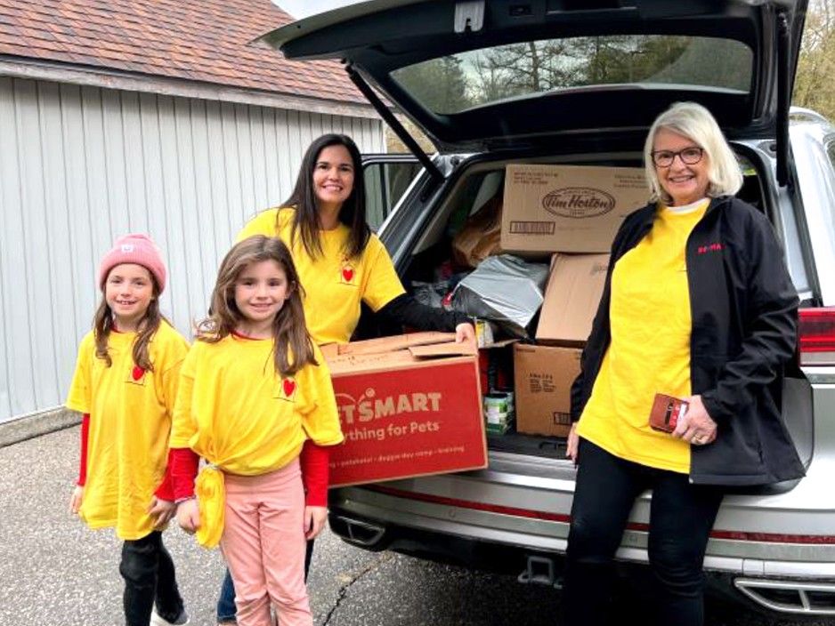 Realtors collect donations during annual food drive Tillsonburg News