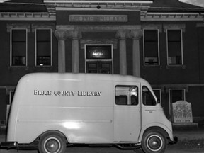 Perpustakaan Umum Bookmobile Bruce County yang asli.  Perpustakaan berharap untuk meluncurkan versi 2023 dari layanan perpustakaan keliling akhir tahun ini.  Foto disediakan.