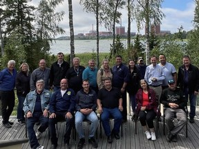 Anggota delegasi Bruce Selatan dan Bruce County berkumpul di luar Pusat Pengunjung gudang bahan bakar nuklir Onkalo di Finlandia dengan Pembangkit Listrik Tenaga Nuklir Olkiluoto di latar belakang.  Foto dikirim.