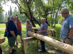 Observers of a pole carving