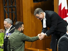 Anthony Rota shakes hands with Volodymyr Zelensky