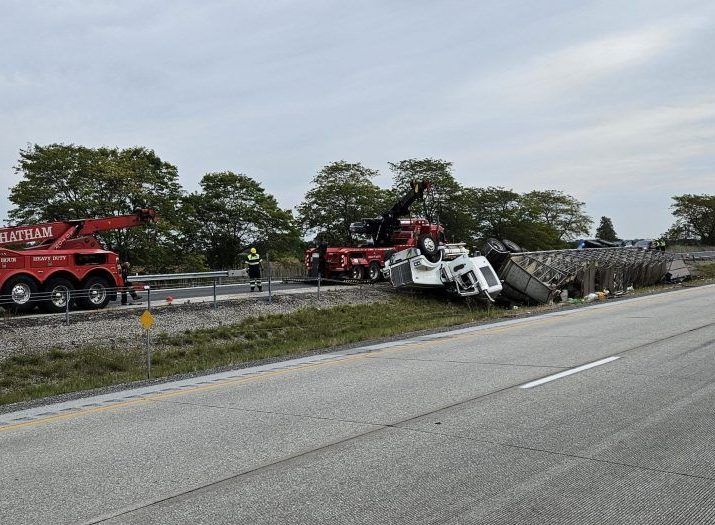 Tractor trailer rollover closes Highway 401 in Chatham Kent