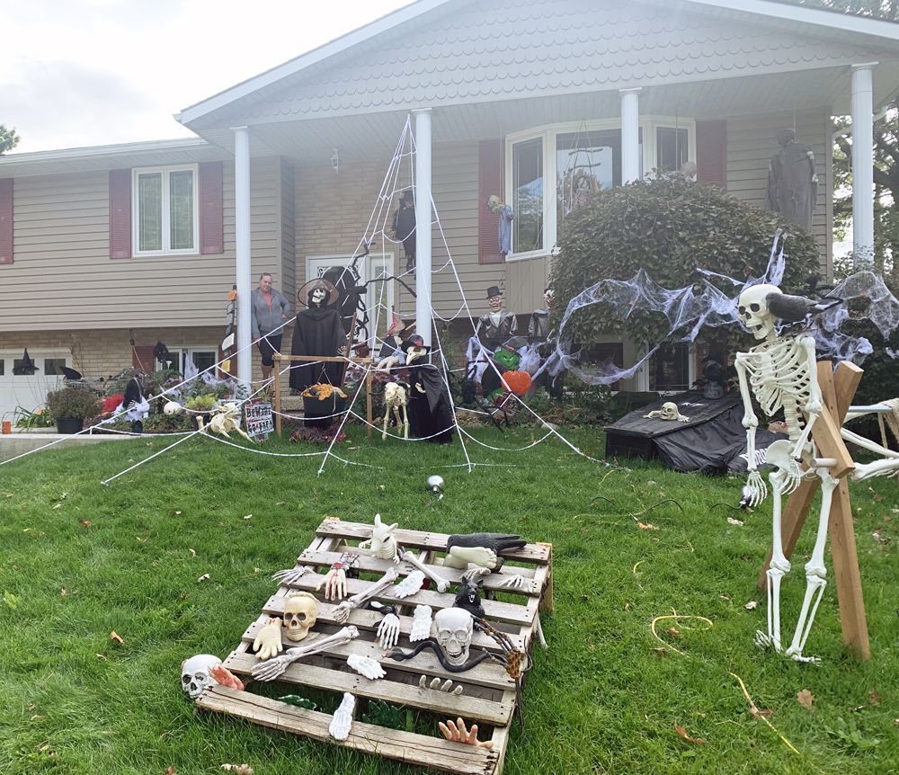 Halloween Decorations Make This Mitchell House Stand Out Mitchell   HalloweenFR 