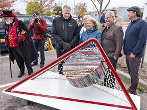 Sculpture to commemorate Walter Gretzky unveiled