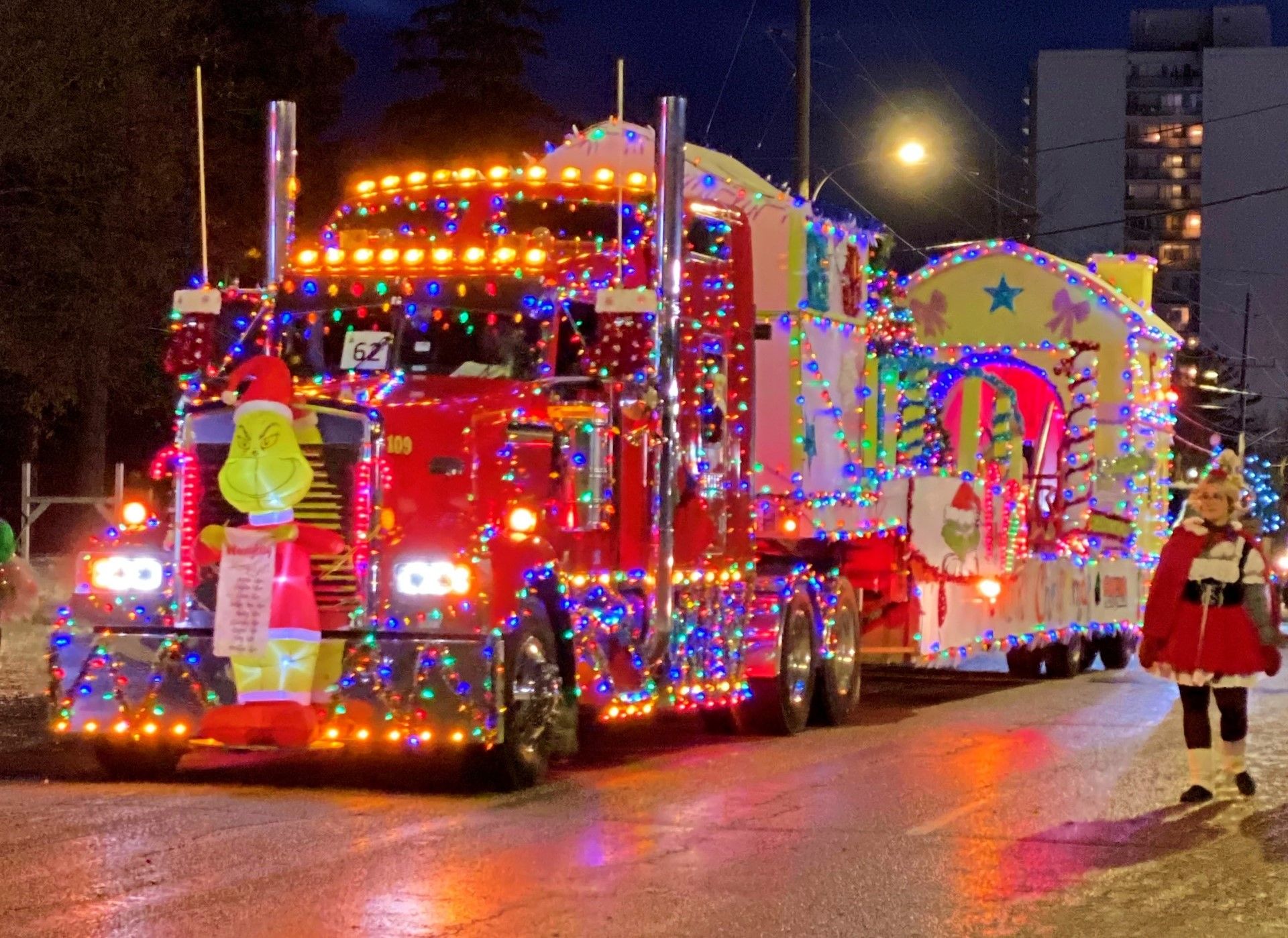 Santa Claus all set for Belleville's nighttime parade Belleville
