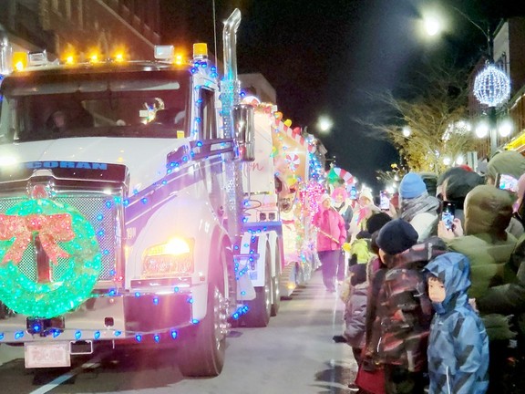 Thousands revel in Kingston's Nighttime Santa Parade | The Kingston ...