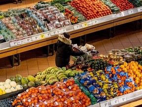 A shopper goes through a grocery store. (Reuters/files)