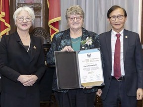 Pierrette Ouellette (centre), with Edith Dumont, the Lieutenant Governor of Ontario, and Raymond Cho, the minister for Seniors and Accessibility.