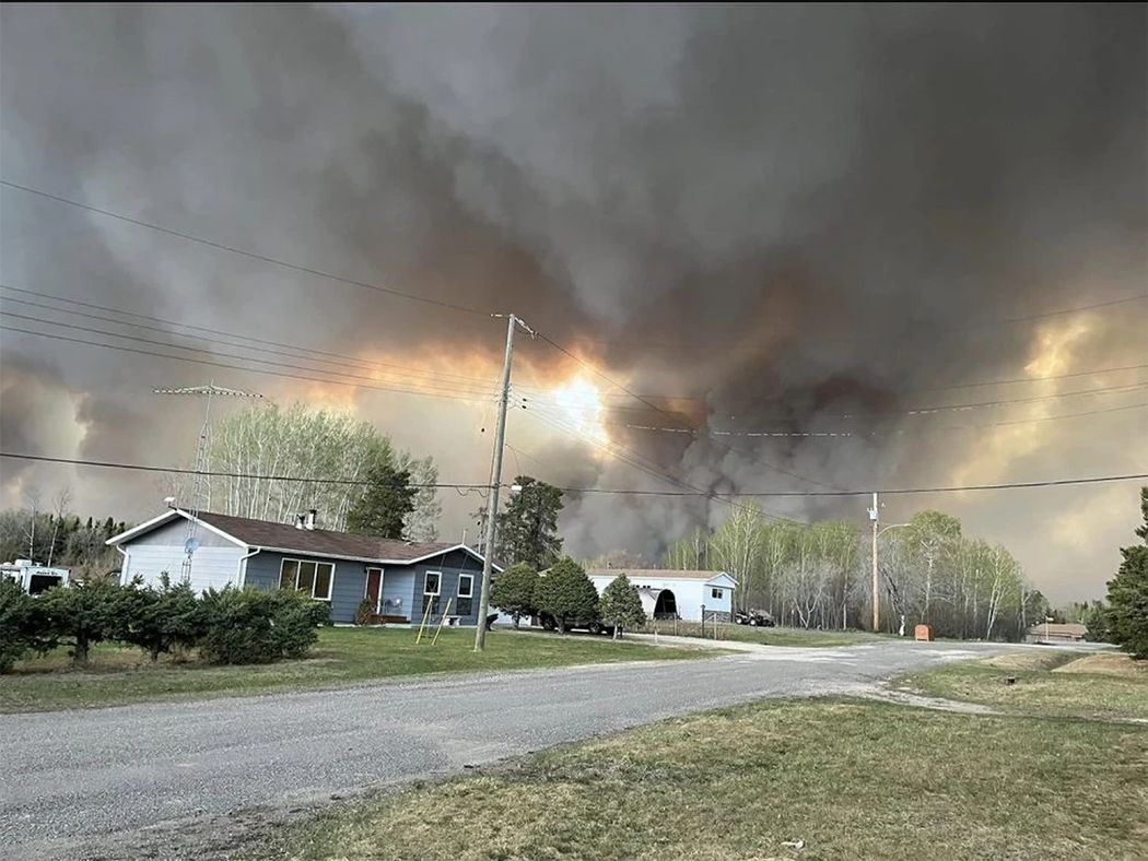 Hundreds evacuated as flames near Cranberry Portage | The Graphic Leader