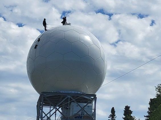 As obras estão sendo realizadas no radome da estação de radar em julho de 2022.  (Imagem fornecida/Environment Canada Climate Change)