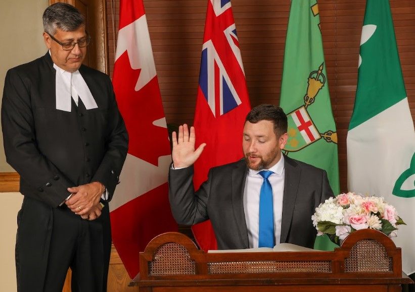 image of 타일러 알솝, 퀸스파크에서 의회 보조 역할 맡아