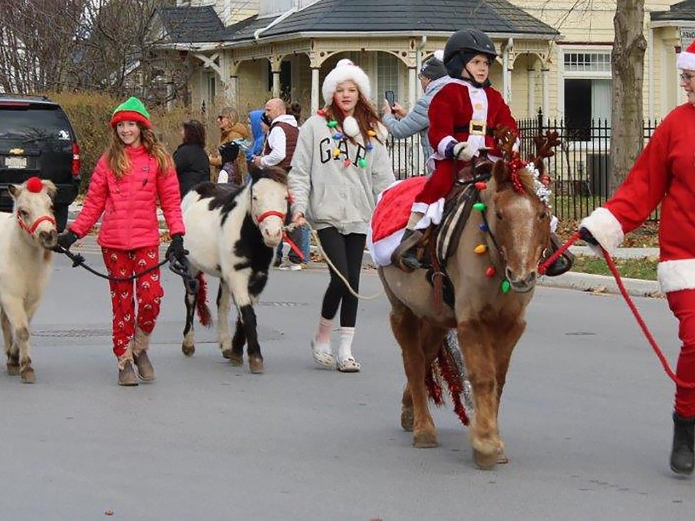 Fine weather for Picton’s Santa Parade Belleville Intelligencer