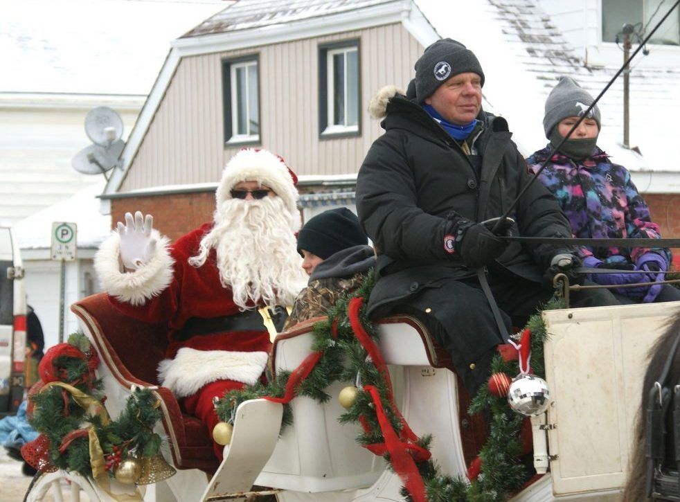 Chatsworth community comes together for Santa Claus Parade