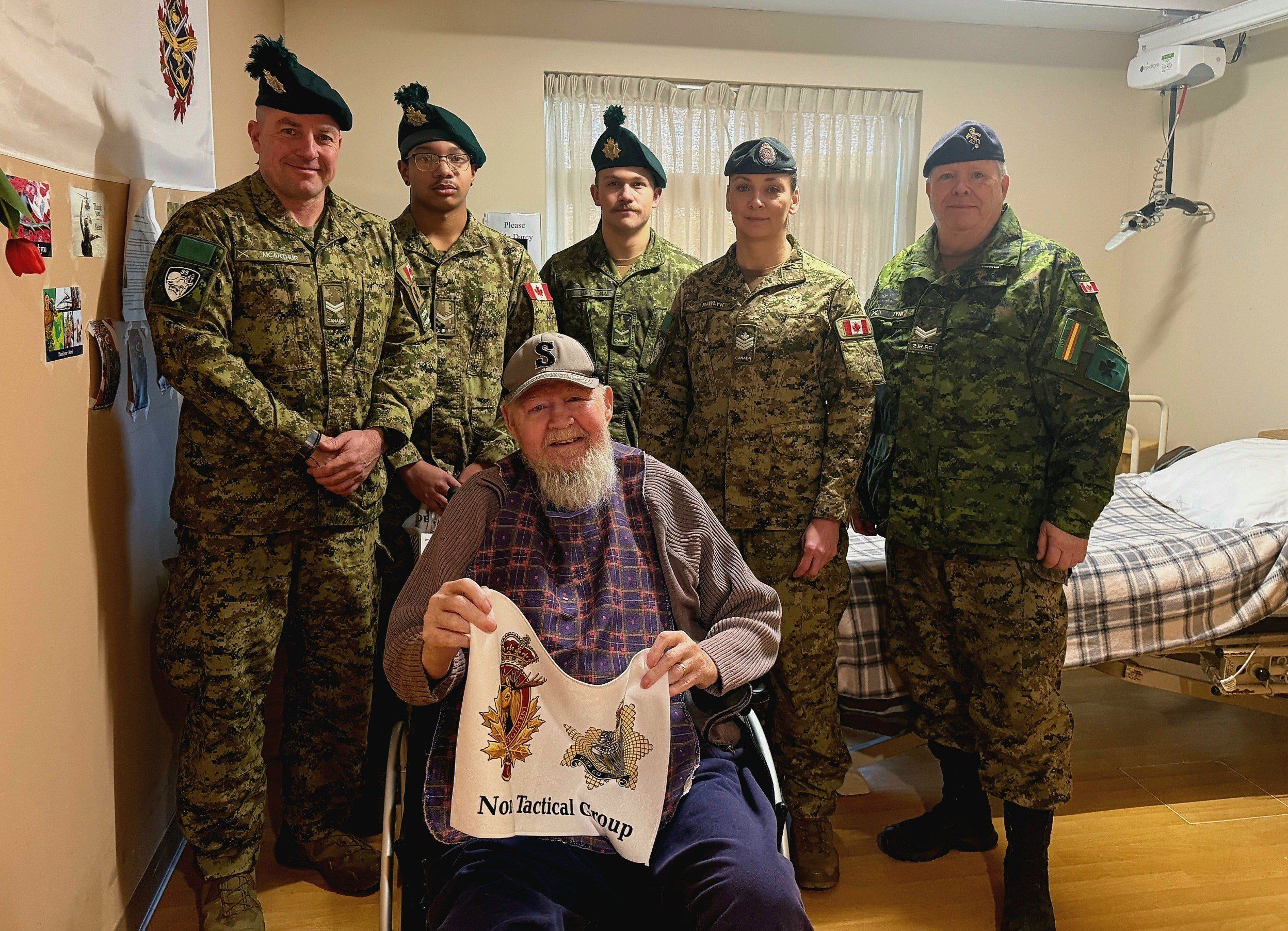 Sudbury soldiers bring holiday cheer to vets in long-term care