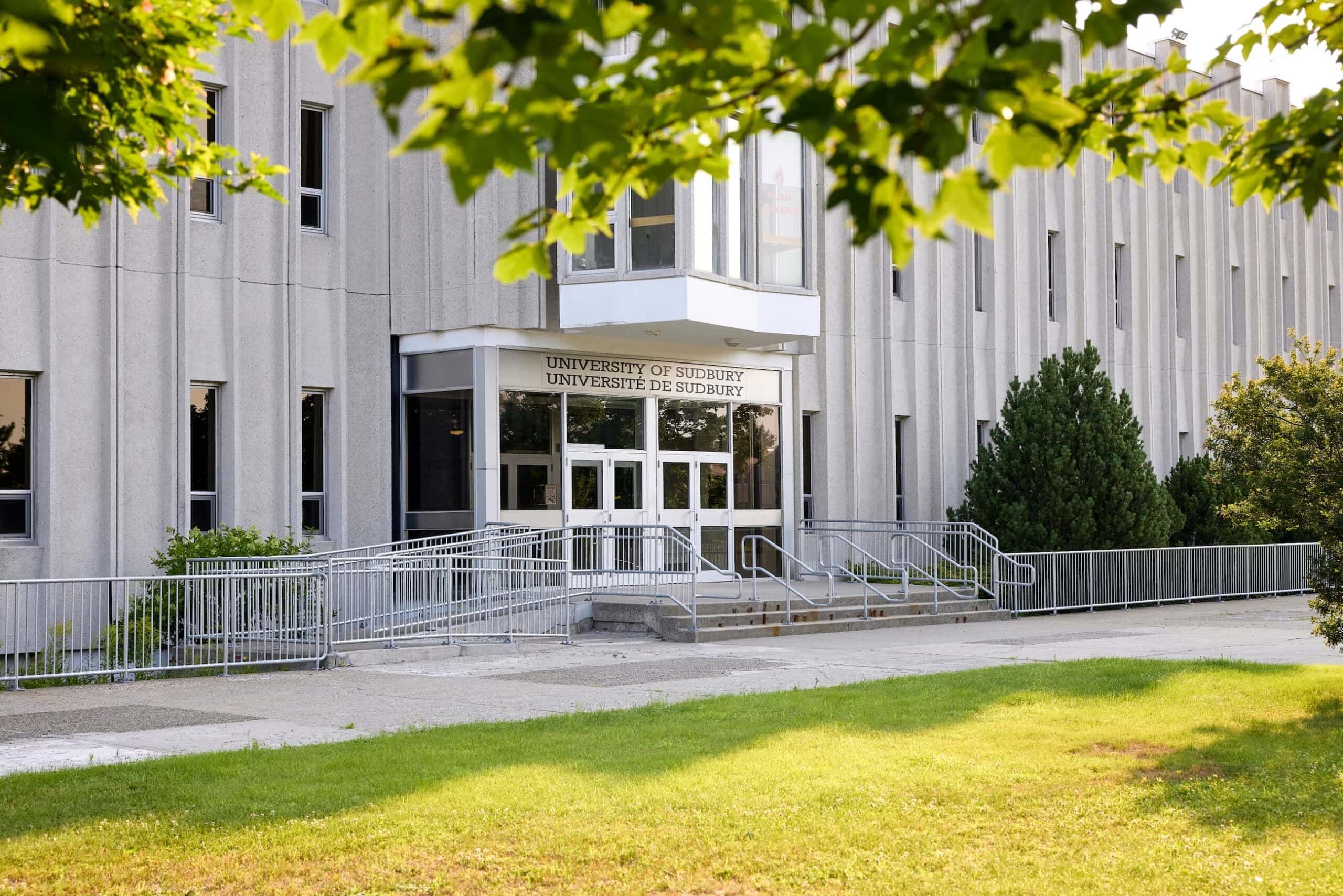 Université de Sudbury signs library-sharing partnership with Université de Hearst