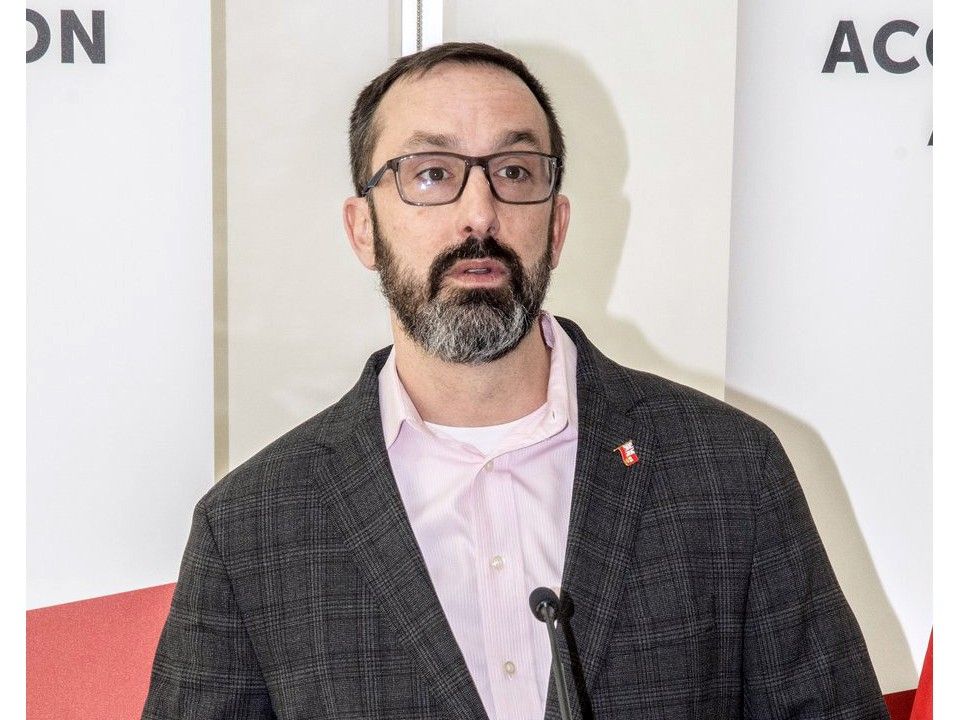 Minister defends changes to Ontario Student Assistance Program