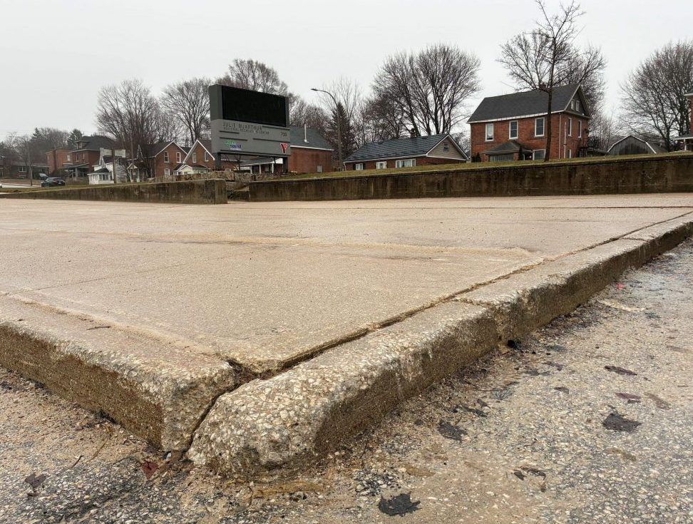 Councillors raise issue of parking on sidewalk at rec centre