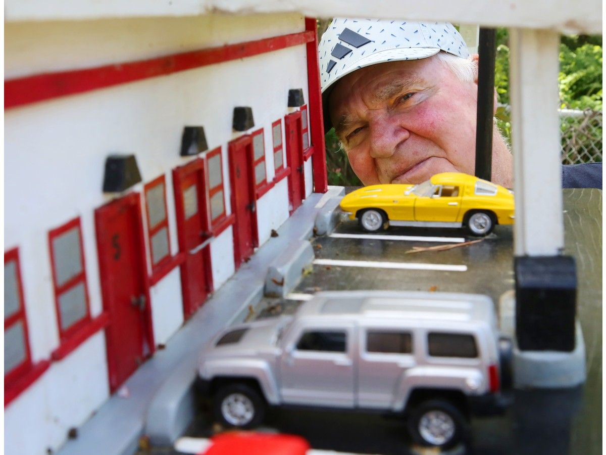 Belleville craftsman has birdhouses on the brain