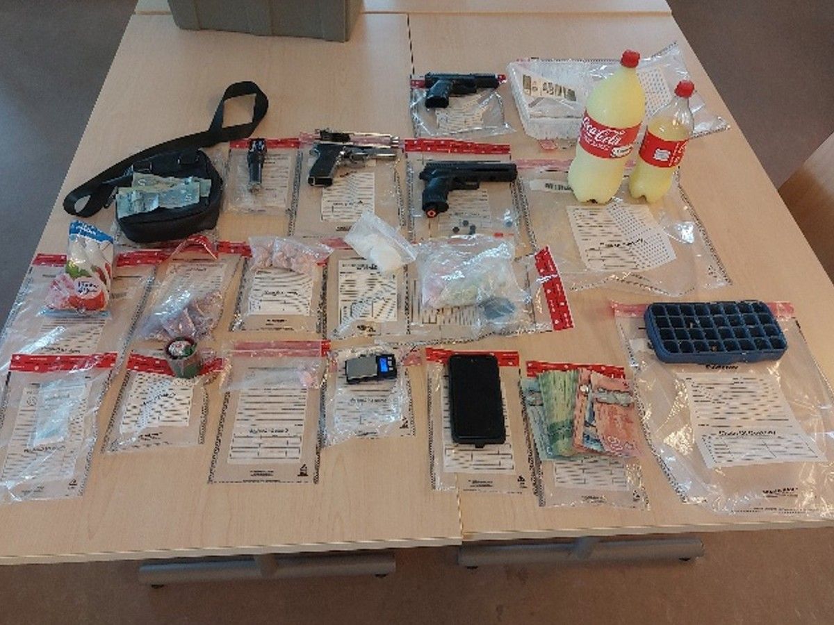 A search warrt executed at a home on Montreal Street found resulted in the seizure of fentanyl, crystal methamphetamine, a digital scale, packaging materials, and a quantity of cash believed to be proceeds of crime. Investigators also located and seized a conducted energy weapon and replica firearms.